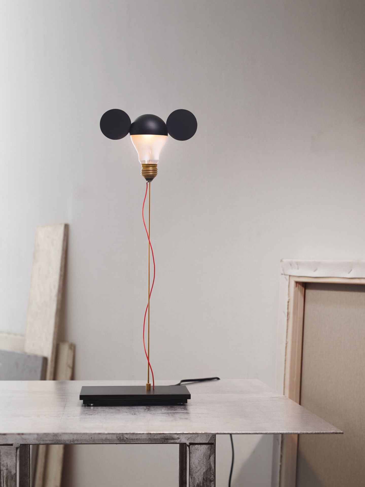 I Ricchi Poveri Toto Tischleuchte von Ingo Maurer: Glühbirnenlampe mit schwarzen Kreisen. Design Lampe.