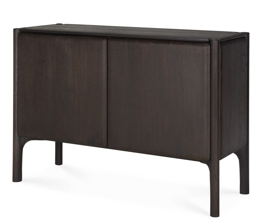 Dunkles Ethnicraft Sideboard "PI" aus Massivholz mit zwei Türen und schlanken Füßen.