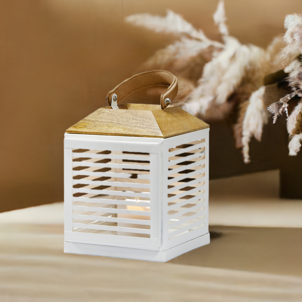 Weiße Philippi Laterne mit Holzdeckel und Ledergriff, stimmungsvolle Dekoration für Haus und Garten.