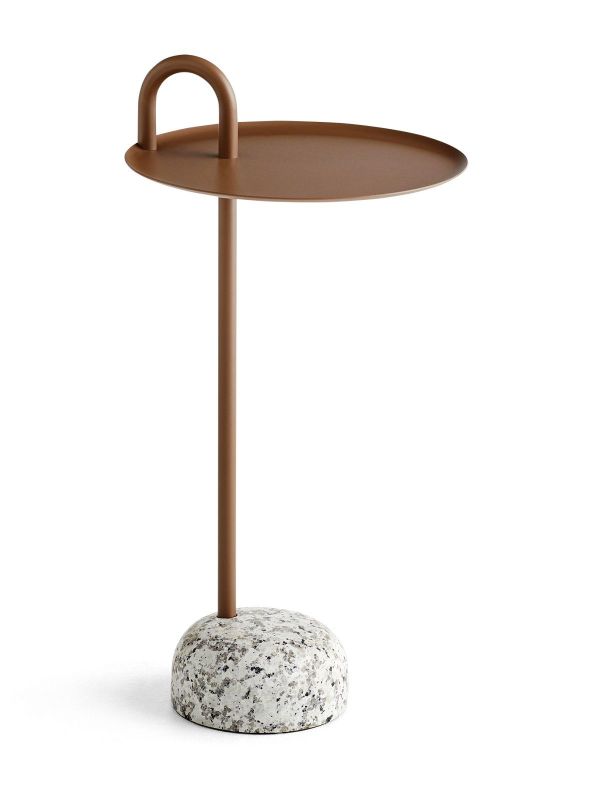 Brauner Bowler Beistelltisch von Hay mit runder Tischplatte und marmoriertem Sockel. Moderner kleiner Tisch.
