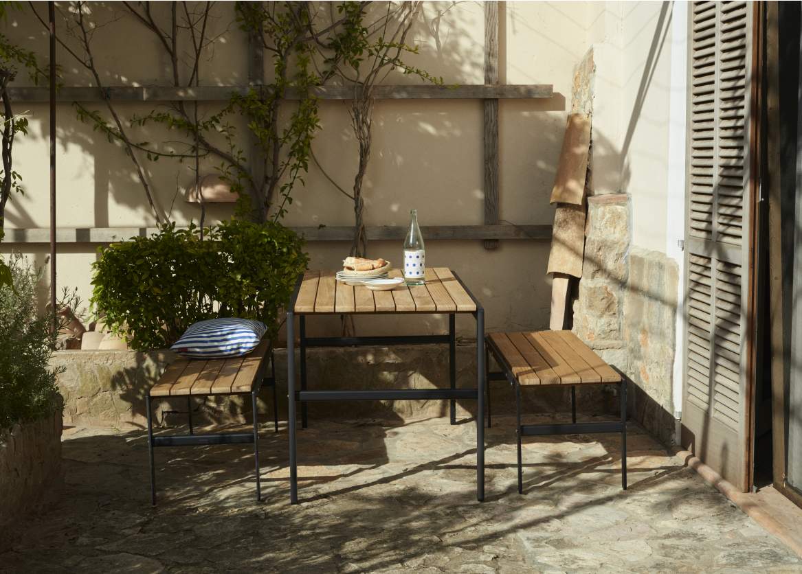 Reform Table Outdoor Tisch von Skagerak by Fritz Hansen in Hunter Green mit zwei Bänken.