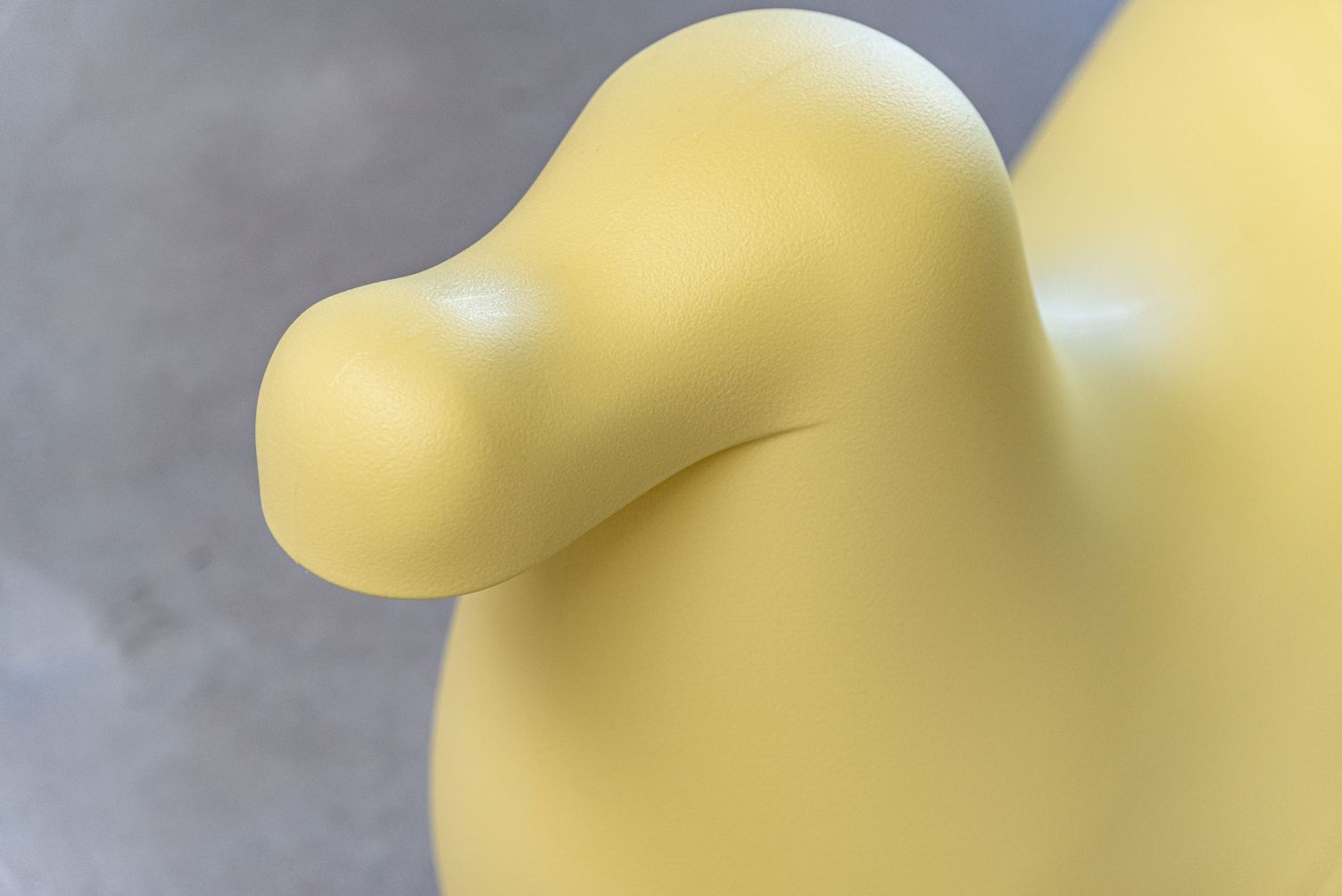 Detailaufnahme des gelben Dodo Schaukelvogels von Magis, ein Kinderspielzeug und Designobjekt.