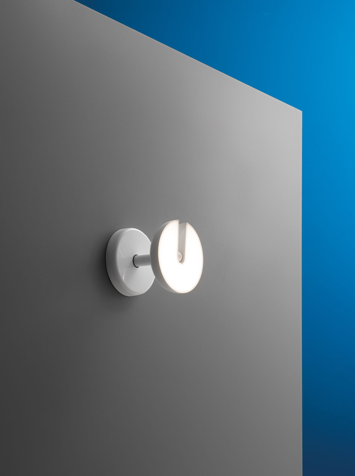 Weiße Cabriolette Wandleuchte von Martinelli Luce, moderne Innenbeleuchtung für Wandmontage.