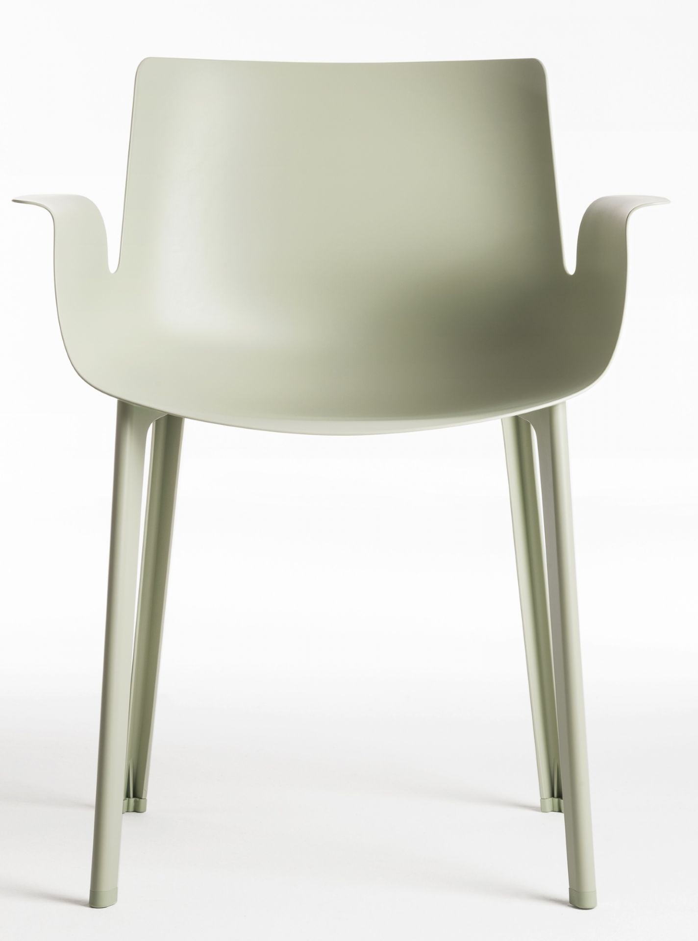 Frontansicht des senffarbenen Piuma Stuhls von Kartell, ein moderner Designstuhl mit Armlehnen.