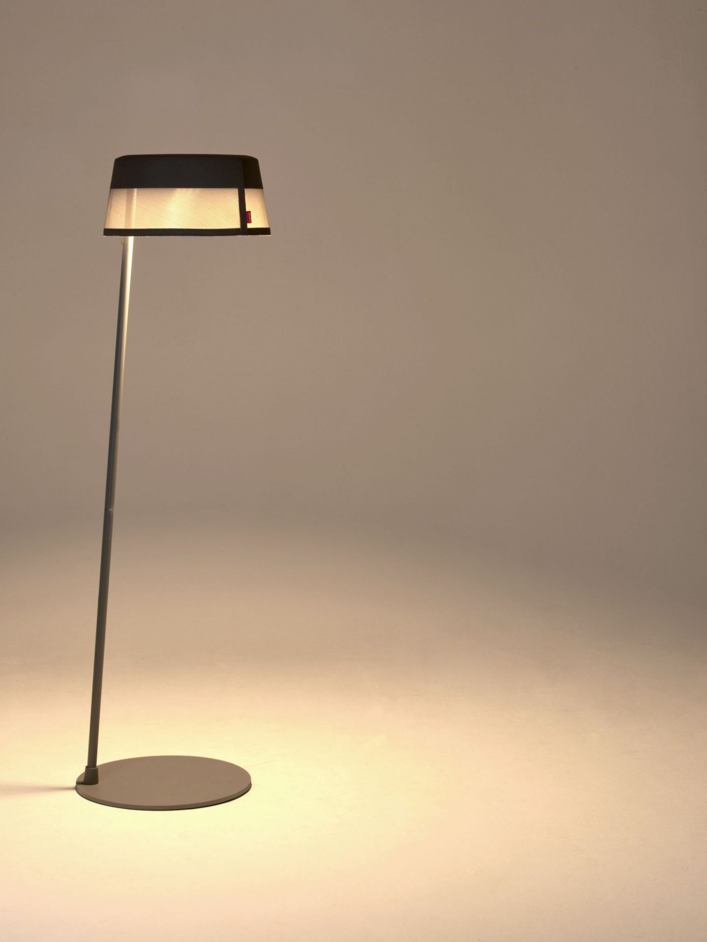 ISA-BELLE Solarleuchte: Moderne Stehleuchte mit Schirm, ideal als Solar-Bogenleuchte für Garten und Terrasse.