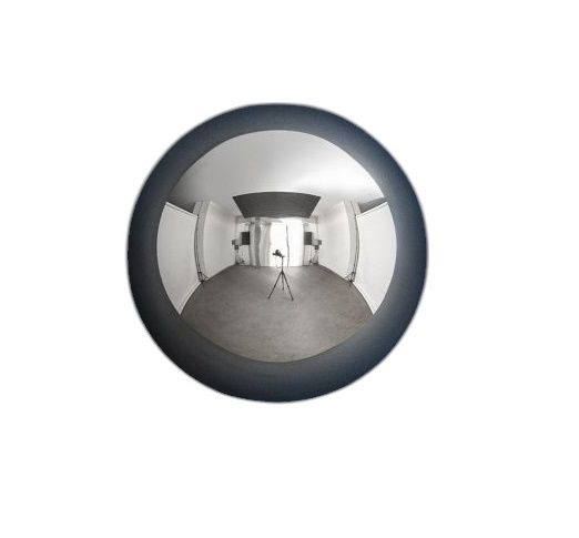 Sfera Wandleuchte von Catellani & Smith: Runde Designerleuchte mit Spiegelung eines Fotostudios.