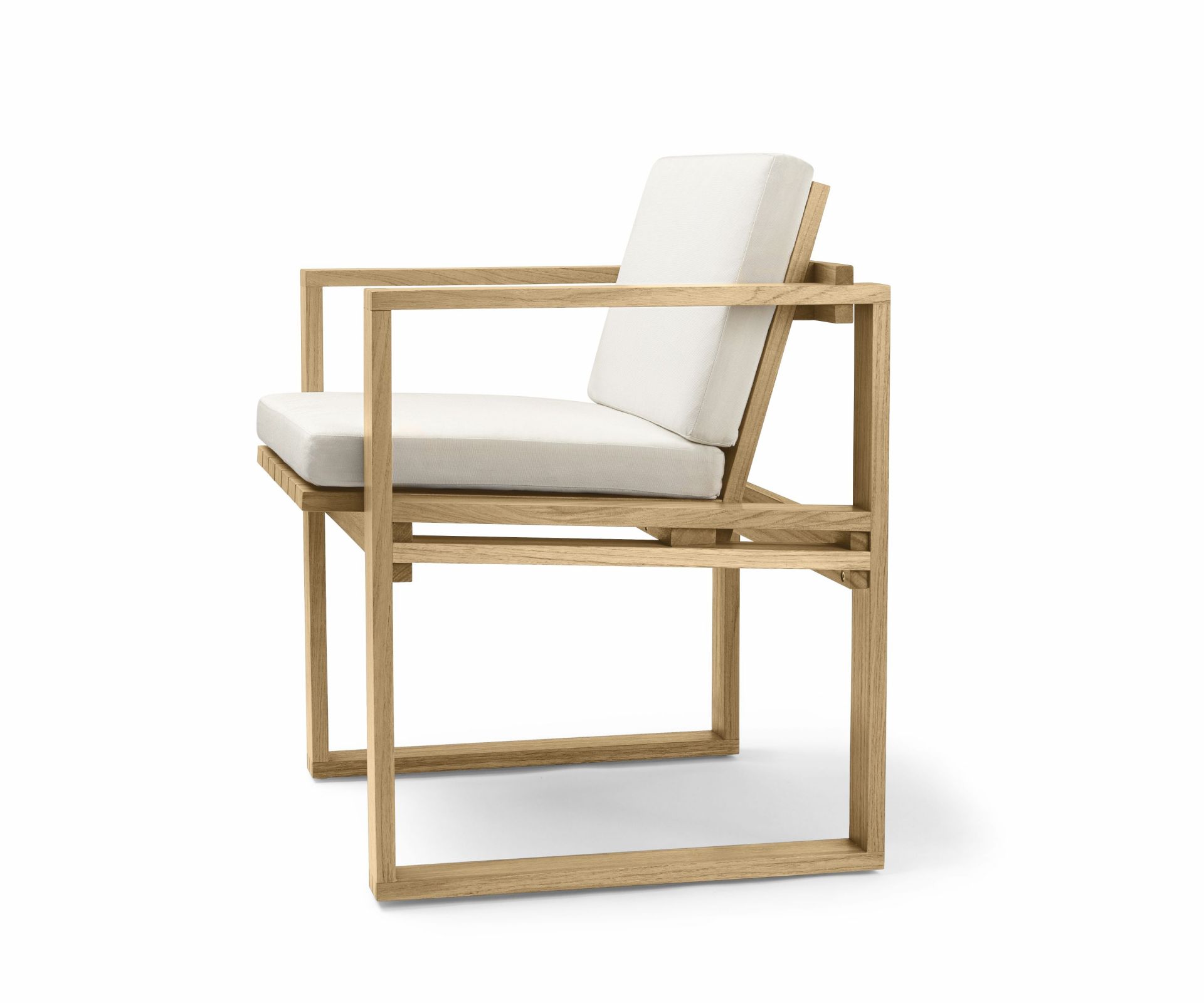 Bodil Kjaer Outdoorstuhl mit bequemen, weißen Sitzkissen für optimalen Komfort im Freien.