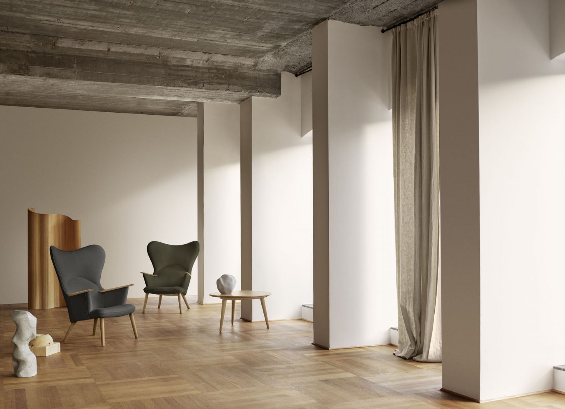 Zwei CH78 Mama Bear Sessel von Carl Hansen in modernem Wohnraum. Designklassiker.