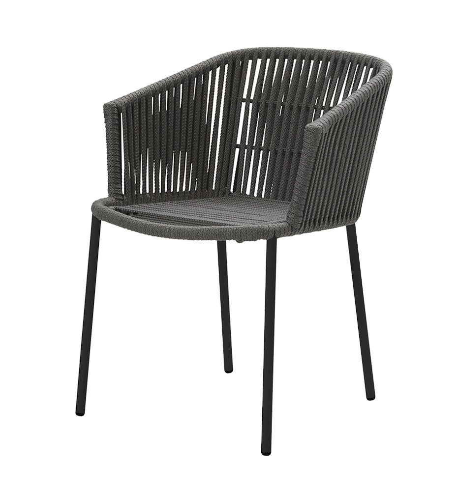 Moments Sessel von Cane-Line, dunkelgrau, mit geflochtener Sitzfläche und schwarzen Beinen. Gartenmöbel für den Außenbereich.