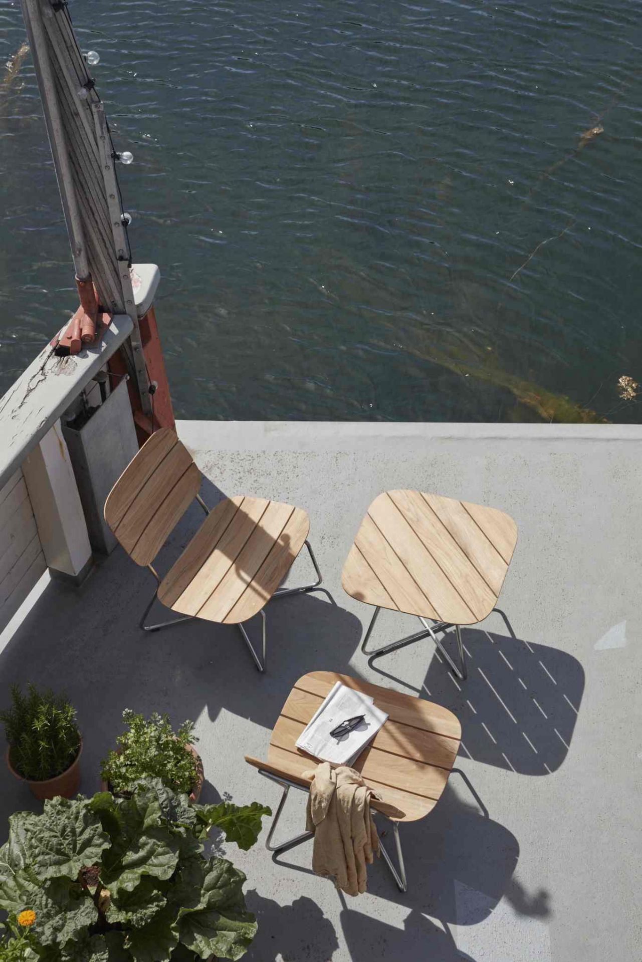 Lilium Lounge Table von Skagerak: Outdoor Tisch aus Teakholz mit Stahlgestell.