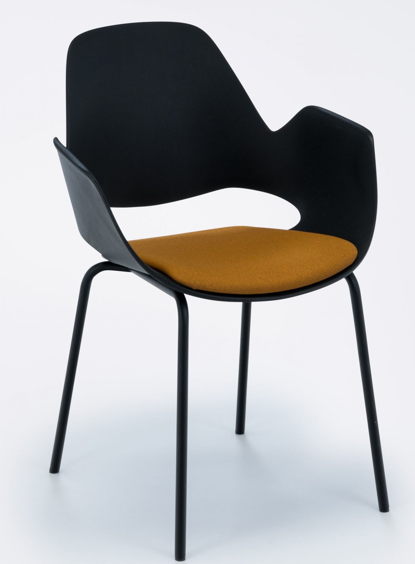 Falk Stuhl mit Armlehne: Schwarzer Designstuhl mit goldfarbenem Sitzkissen und Metallbeinen von Houe.