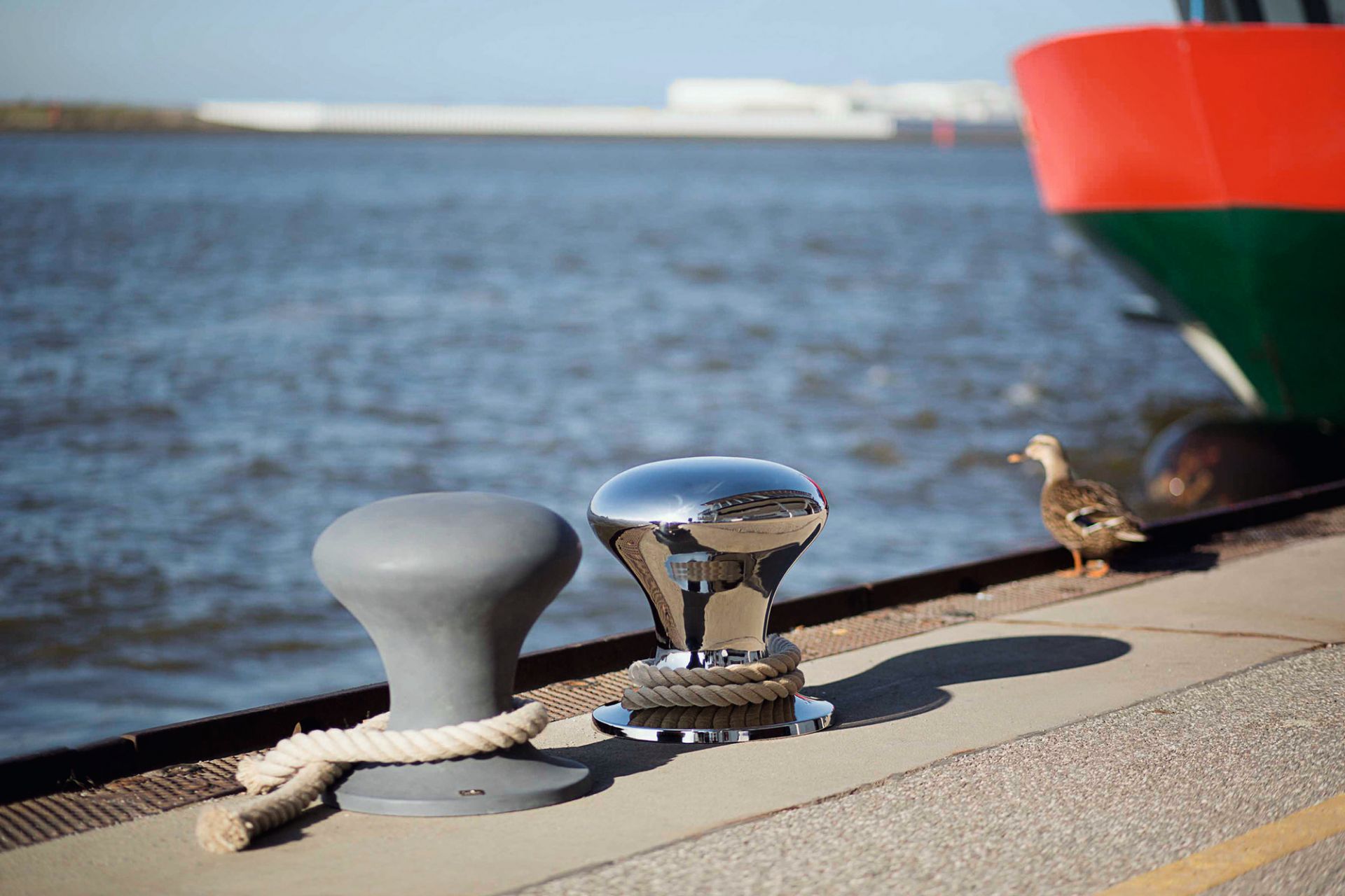 Philippi Hocker: Moderner, verchromter Design-Hocker in Form eines Schiffs-Pollers mit Seil.