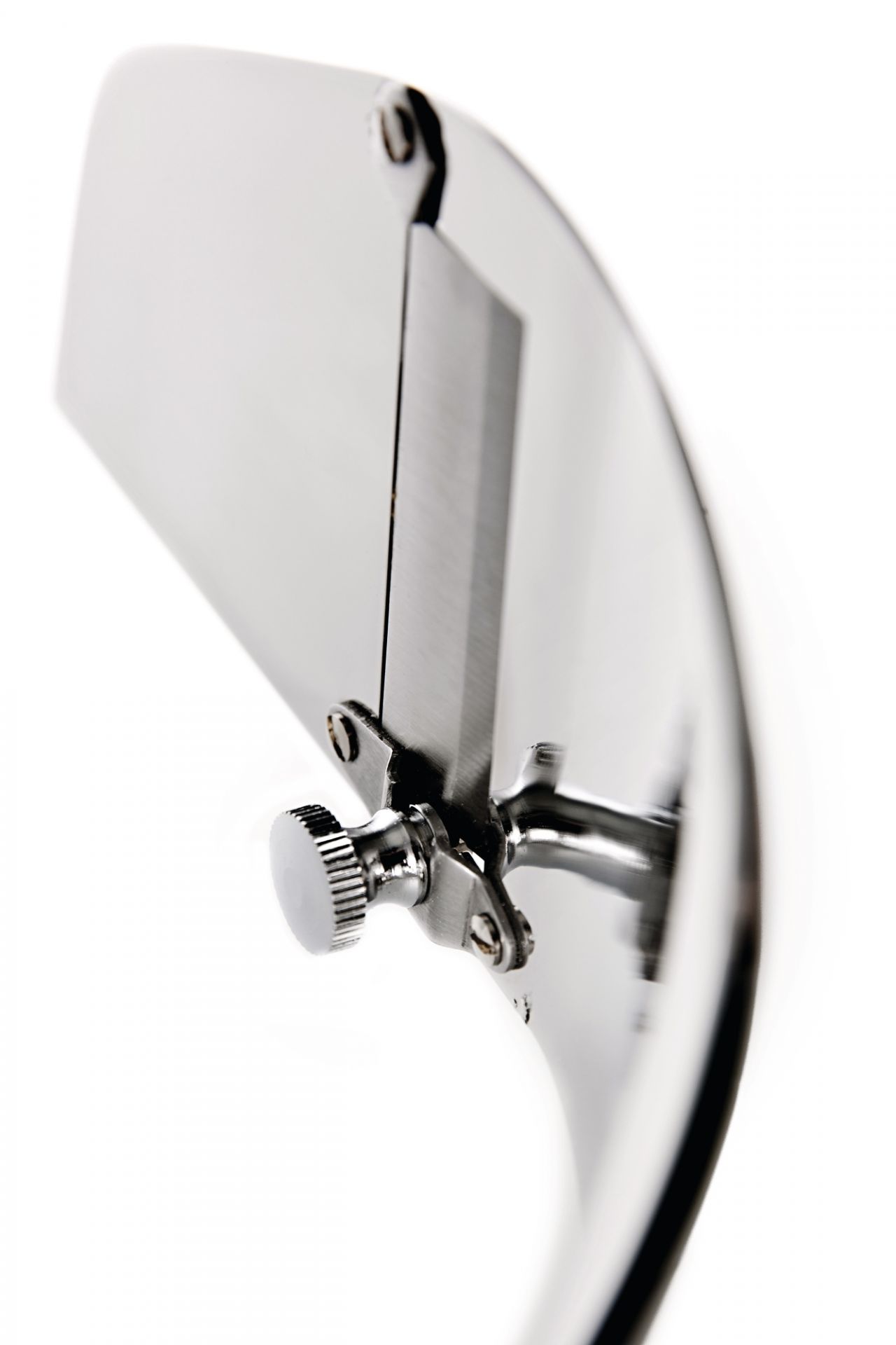 Detailaufnahme des Alessi Trüffelhobels UNS04, einem eleganten Küchenwerkzeug zum feinen Hobeln von Trüffeln.