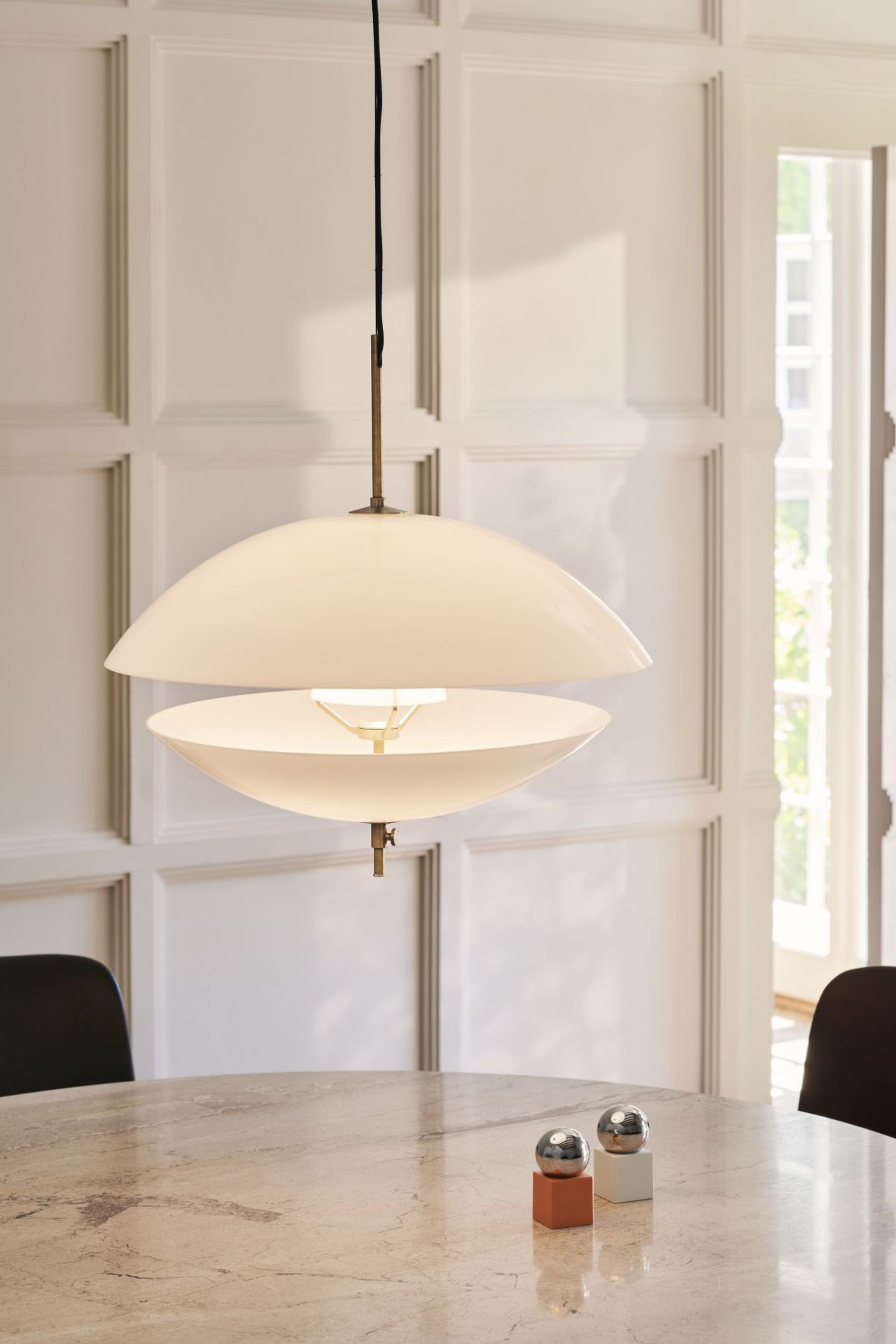 Nahaufnahme der Clam Pendelleuchte von Fritz Hansen, modernes Design, weiße Hängelampe.