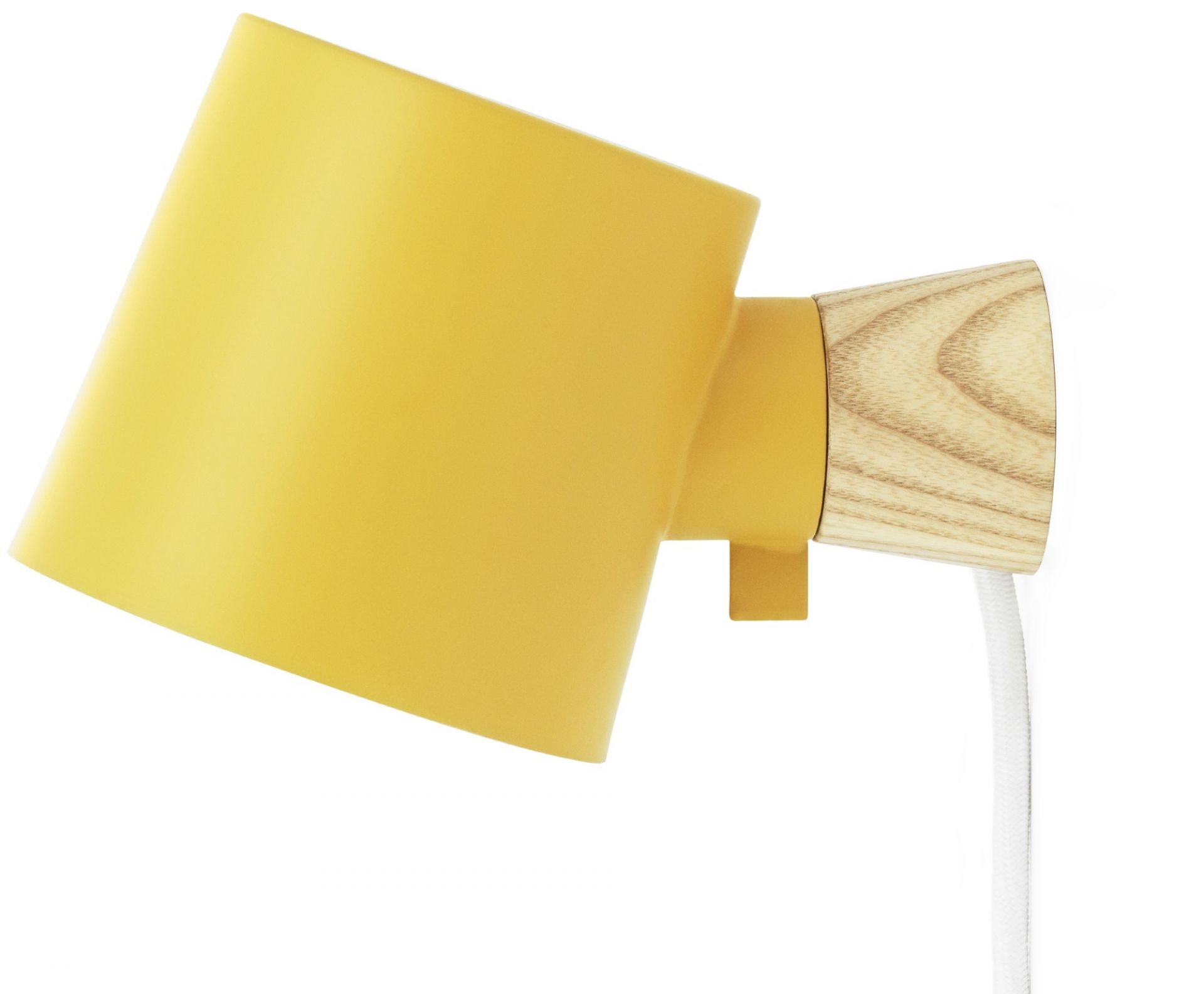Gelbe Rise Wandleuchte von Normann Copenhagen mit Holzdetail und weißem Kabel.