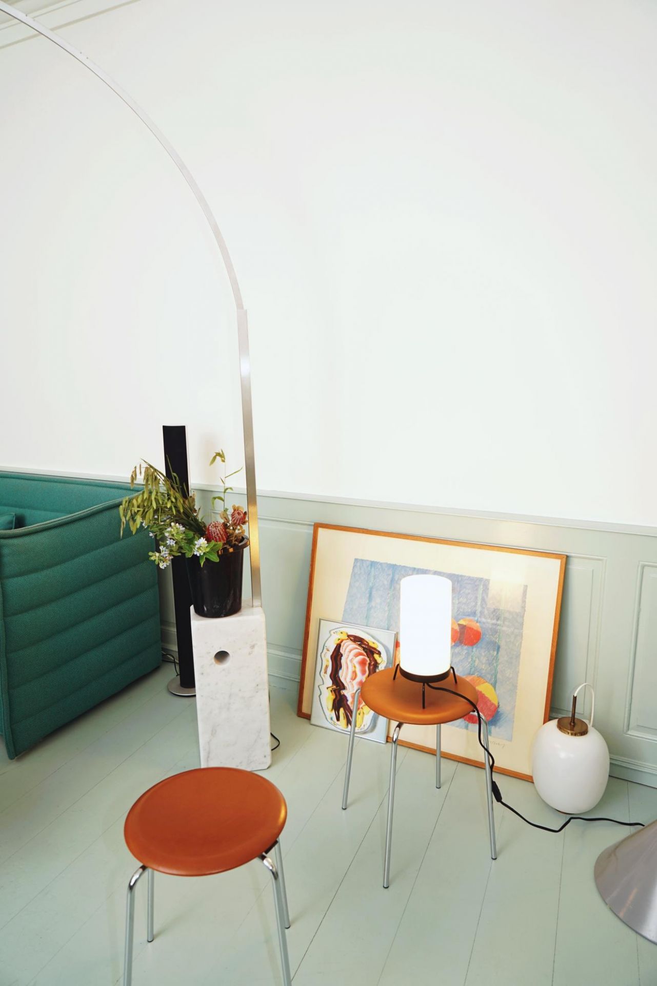 Brauner Dot Hocker von Fritz Hansen im Interieur, minimalistisches Design mit Stahlbeinen, Sitzmöbel für Wohnraum.