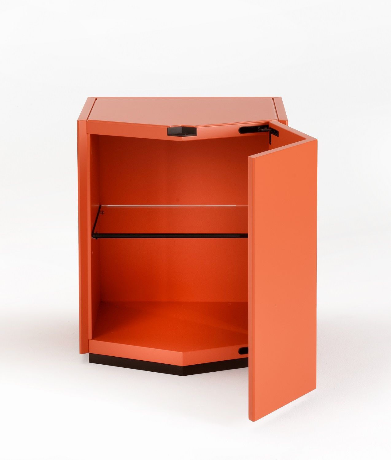 Orangefarbener Z24 Nightstand Nachttisch von Zanotta mit offener Tür und Glasablage im Innenraum.