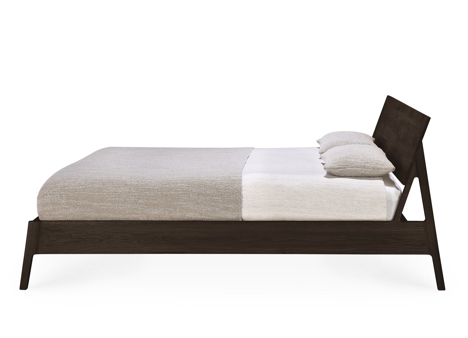 Air Bett aus brauner Eiche von Ethnicraft, modernes Design mit minimalistischem Holzrahmen und Kissen.