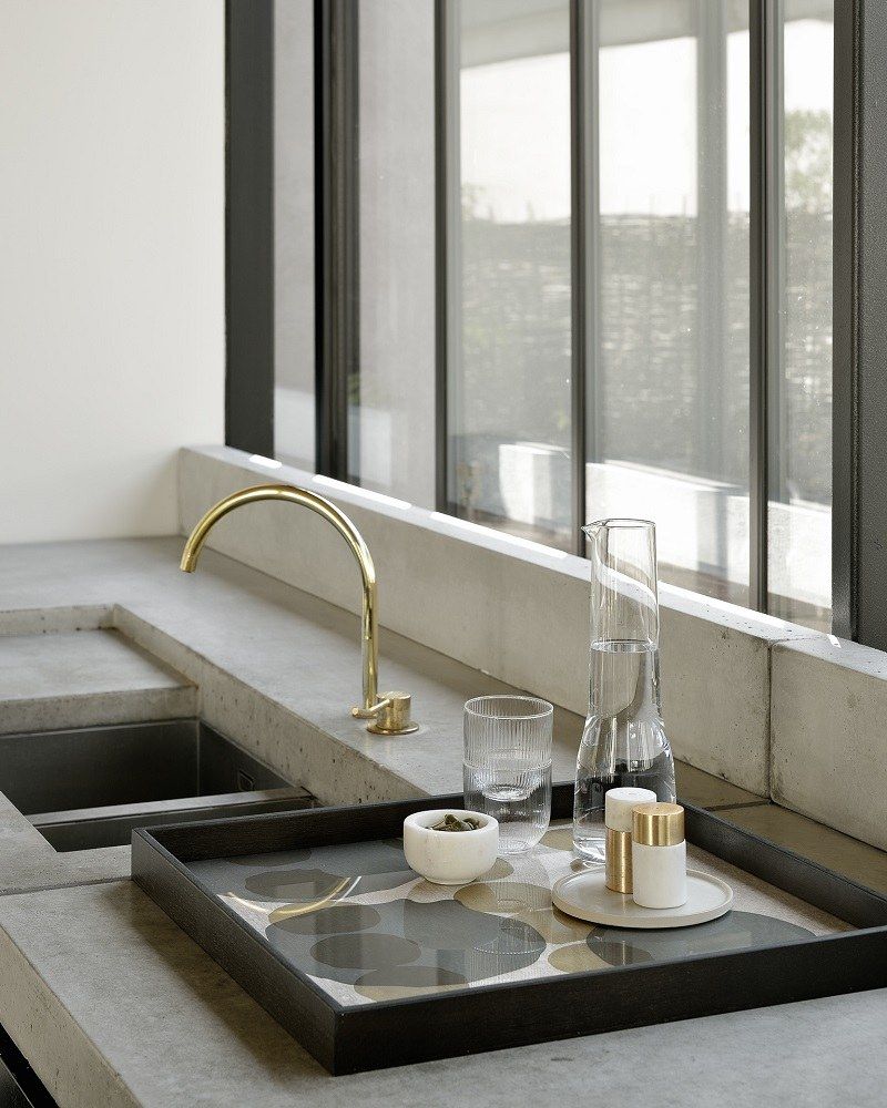 Ethnicraft Ink Square Tray Tablett auf einem modernen quadratischen Couchtisch aus Glas, Nahaufnahme.