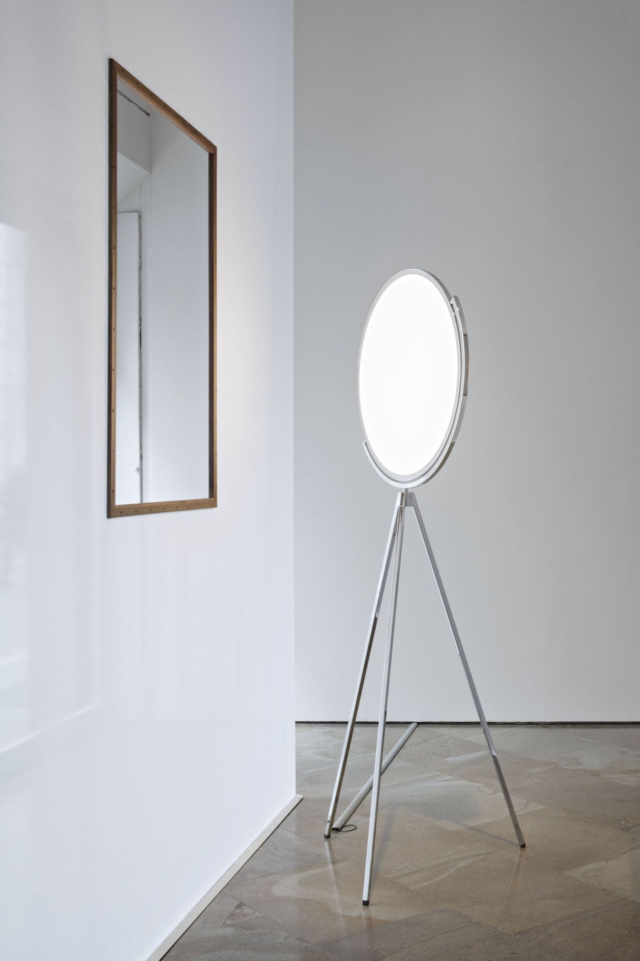 Superloon Stehleuchte von Flos in Chrom mit runder Lichtfläche und Stativfuß.