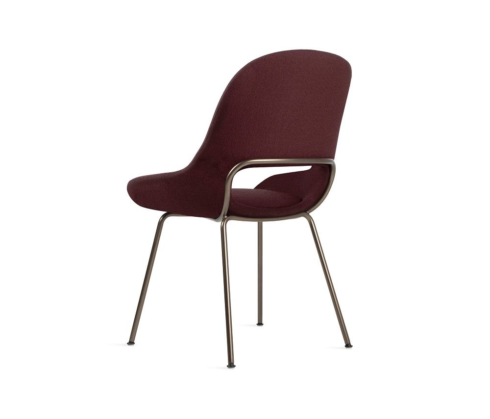 Theia Armchair Low von Freifrau Manufaktur, Sessel mit dunkelrotem Bezug und filigranem Metallgestell.