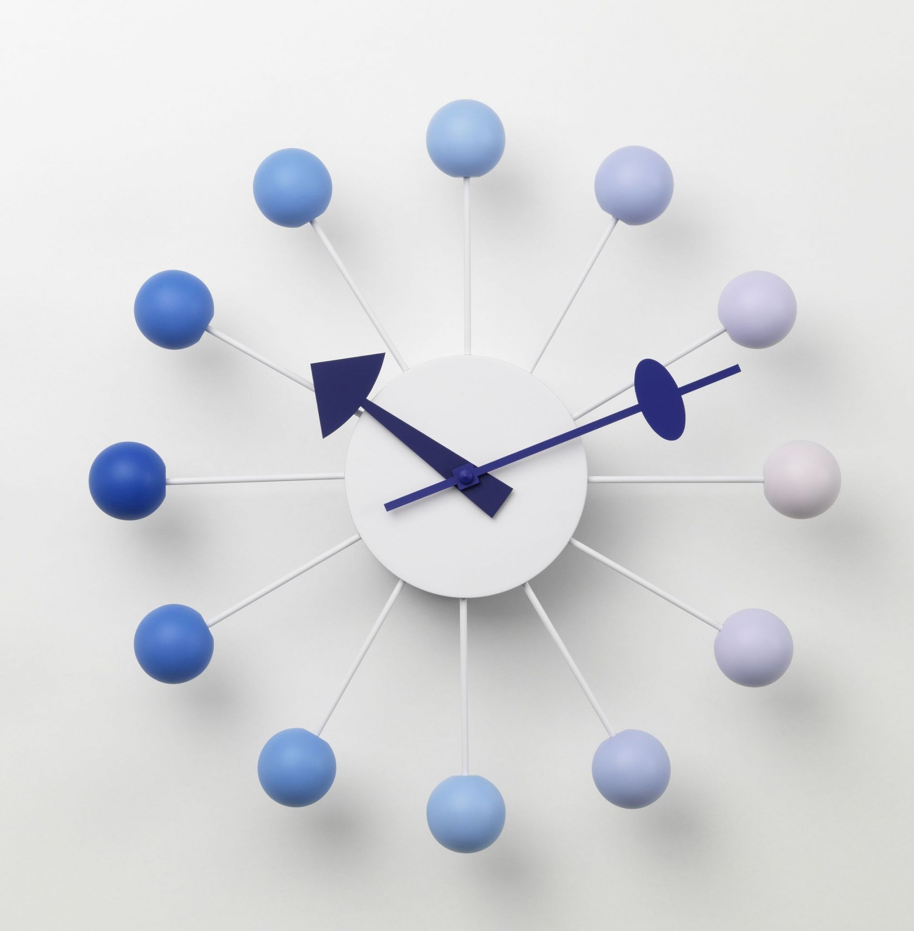 Ball Clock Wanduhr Dawn von Vitra mit blauen Kugeln und weißen Zeigern.