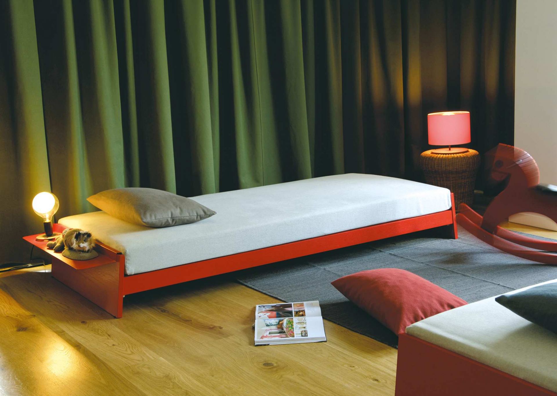 Michel Ablageblech für Lönneberga Stapelbett von Richard Lampert in Weiß, am Kinderbett befestigt.