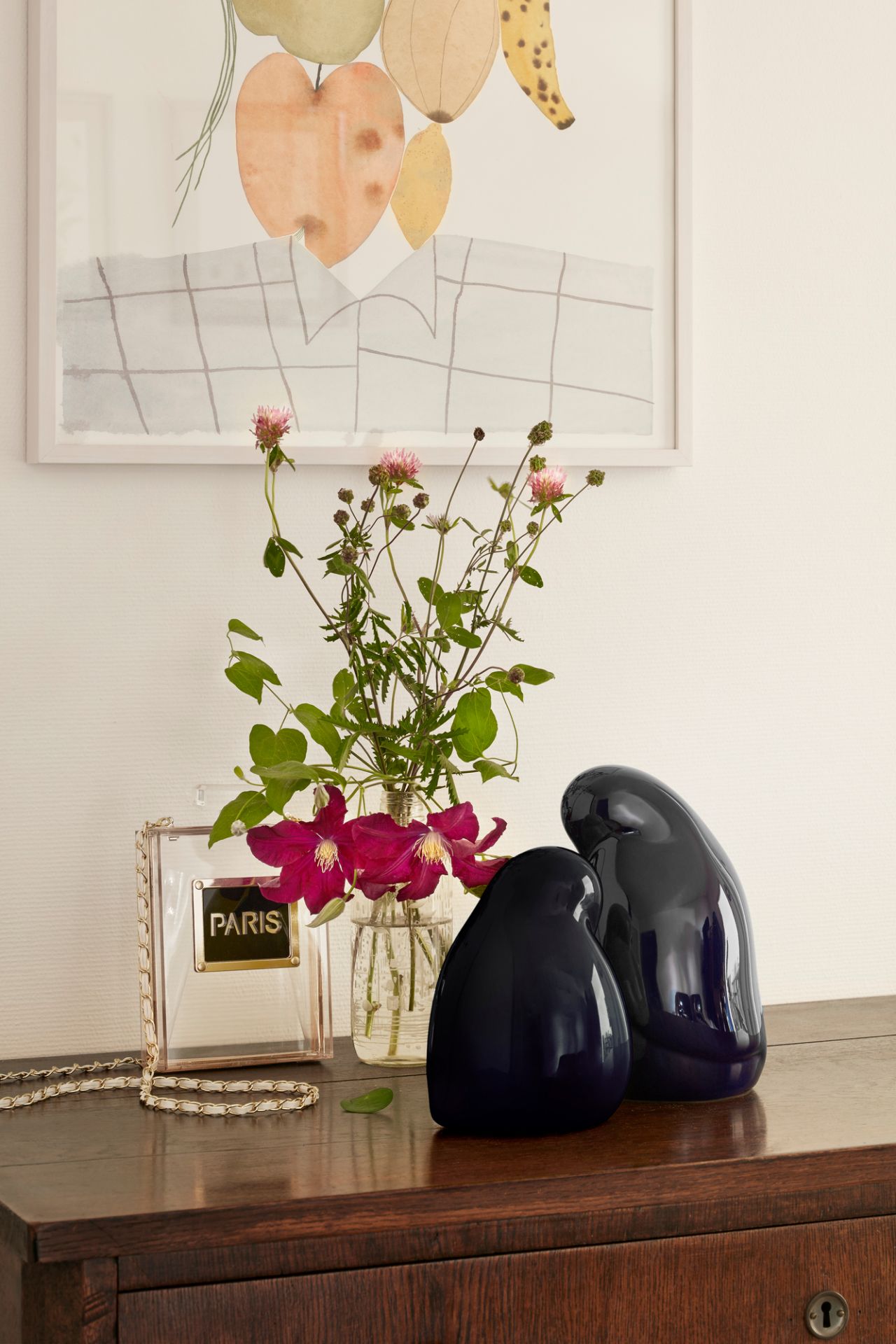 Nahaufnahme von zwei Resting Birds Figuren von Vitra, dekorative Wohnaccessoires auf Kommode.