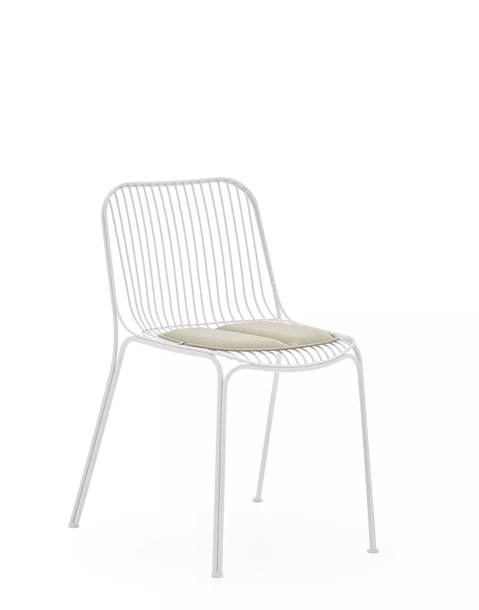 Weißer Kartell Stuhl mit beigem Hiray Sitzkissen für Stuhl und Armstuhl für mehr Komfort.