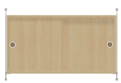 Wohnzimmer String Furniture Konfiguration: Helles Holzschrankelement mit Schiebetüren und silbernen Aufhängungen für Regalsystem.