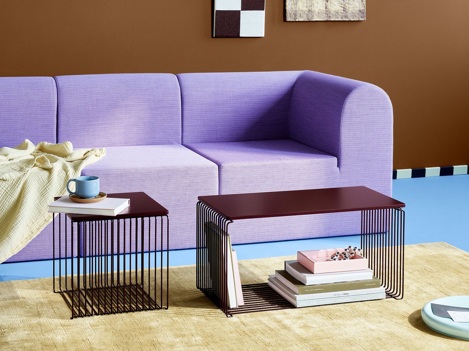 Panton Wire Cube Drahtregal, einzeln, in dunklem Rot, als Beistelltisch im Wohnzimmer.