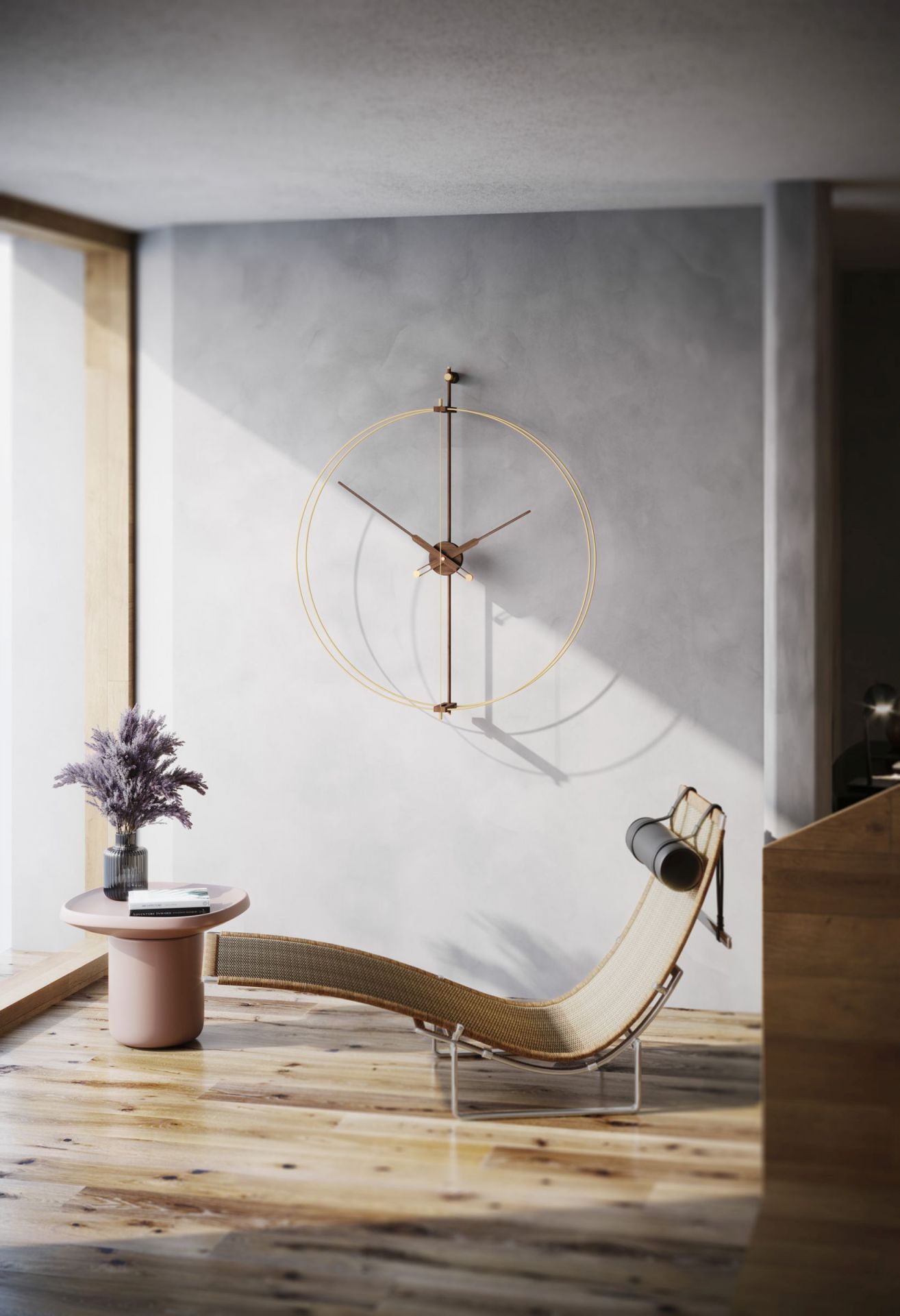 Wohnzimmer mit Nomon Barcelona Gold Wanduhr, Design-Möbeln und Holzboden.