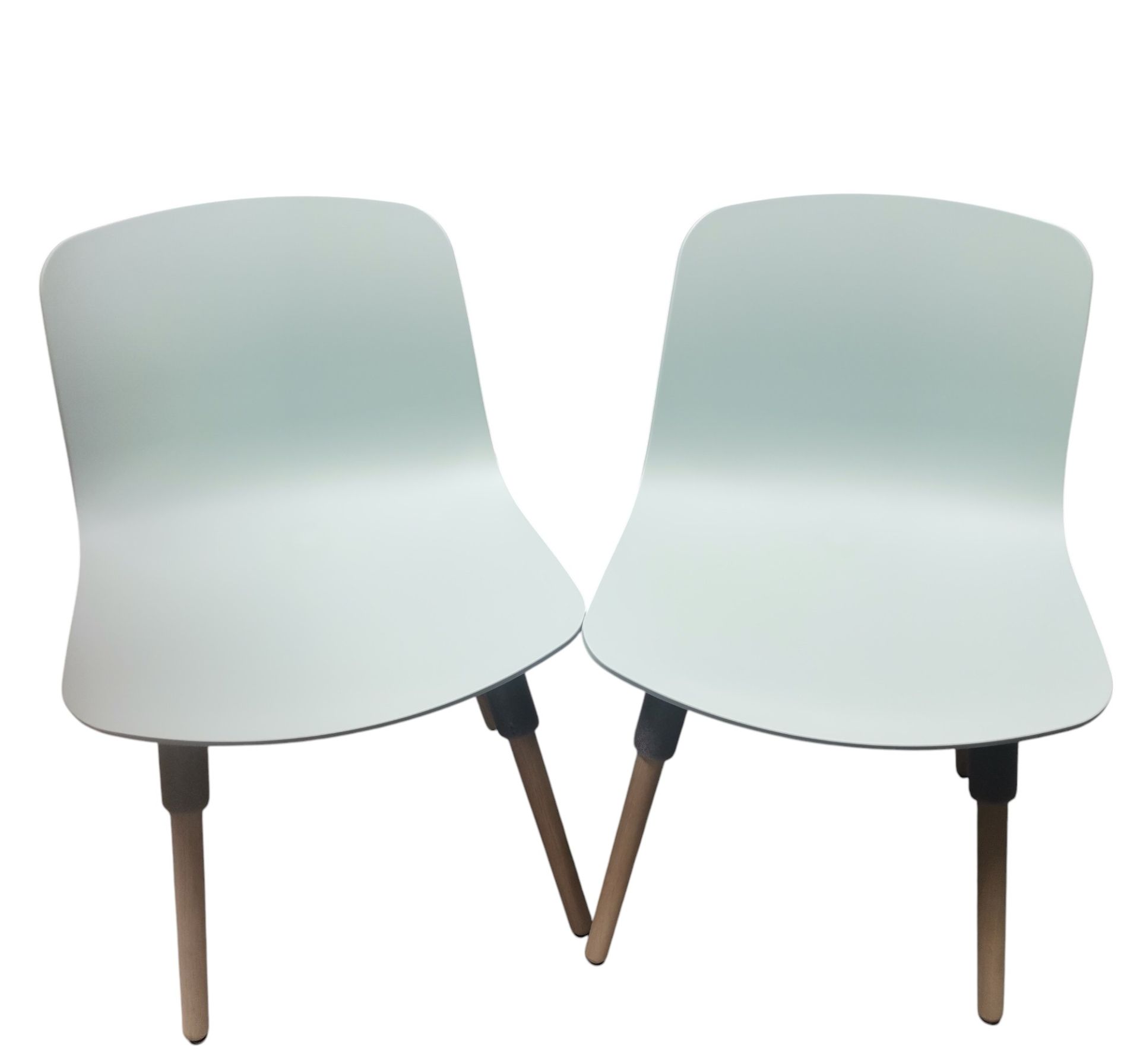 Zwei About a Chair AAC12 Stühle in Dusty Mint mit Eichenbeinen, Möbeldesign.