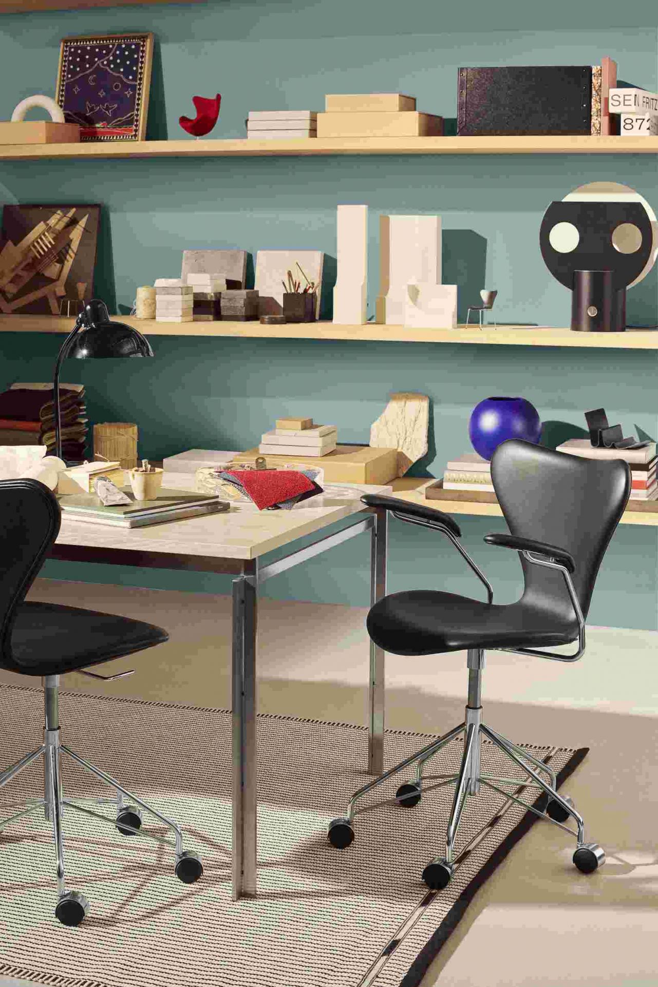 PK55 Esstisch von Fritz Hansen mit zwei schwarzen Bürostühlen in einem Büro.