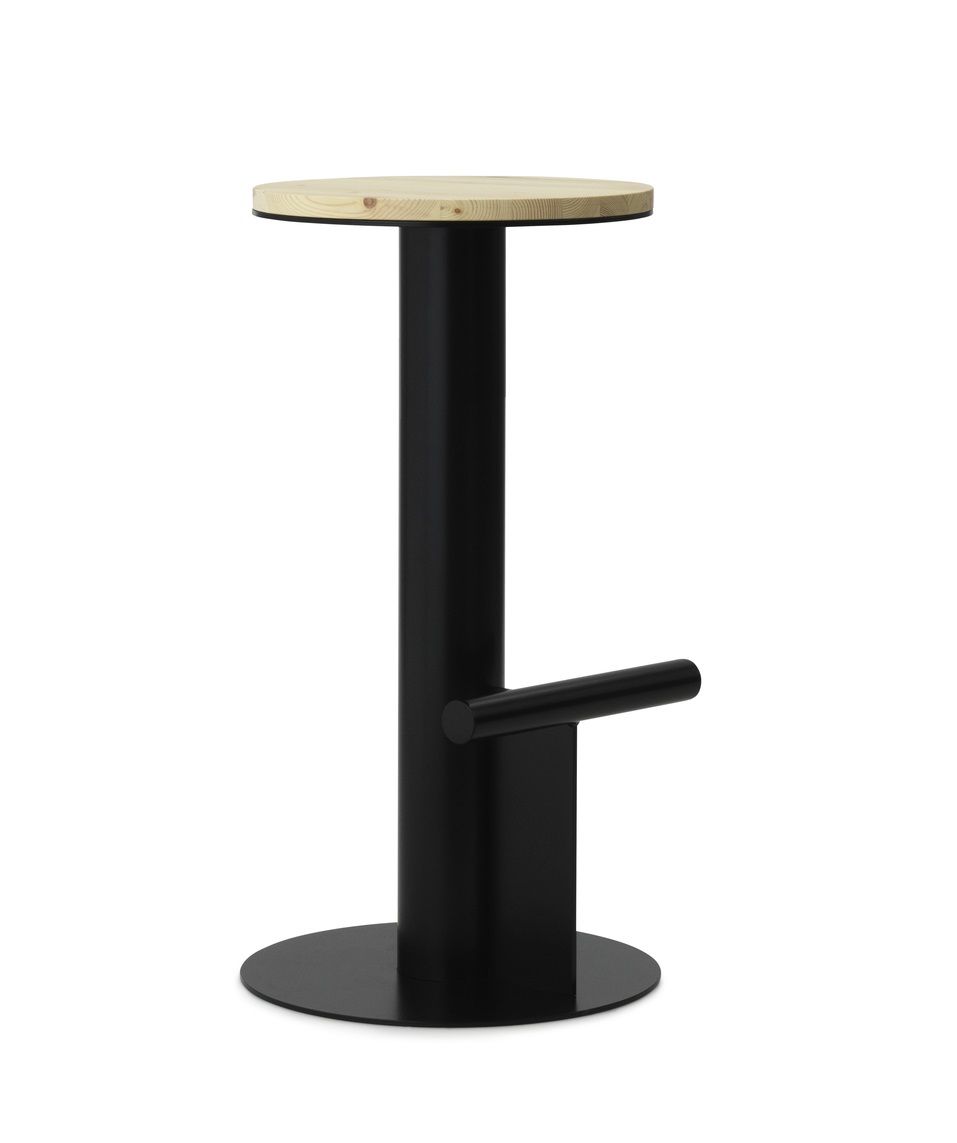 Pole Barstuhl von Normann Copenhagen: Schwarzer Barhocker mit Fußstütze und hellem Holz-Sitz.
