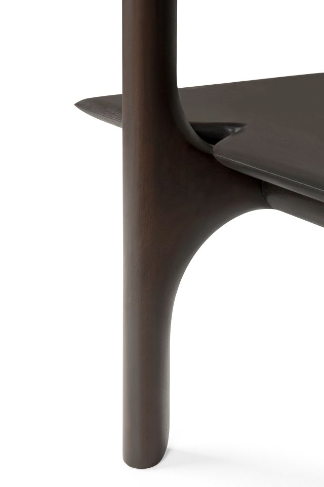 Detailaufnahme des Ethnicraft PI Regals: Dunkles Holz, modernes Design, Ablagefläche und Stützbein.