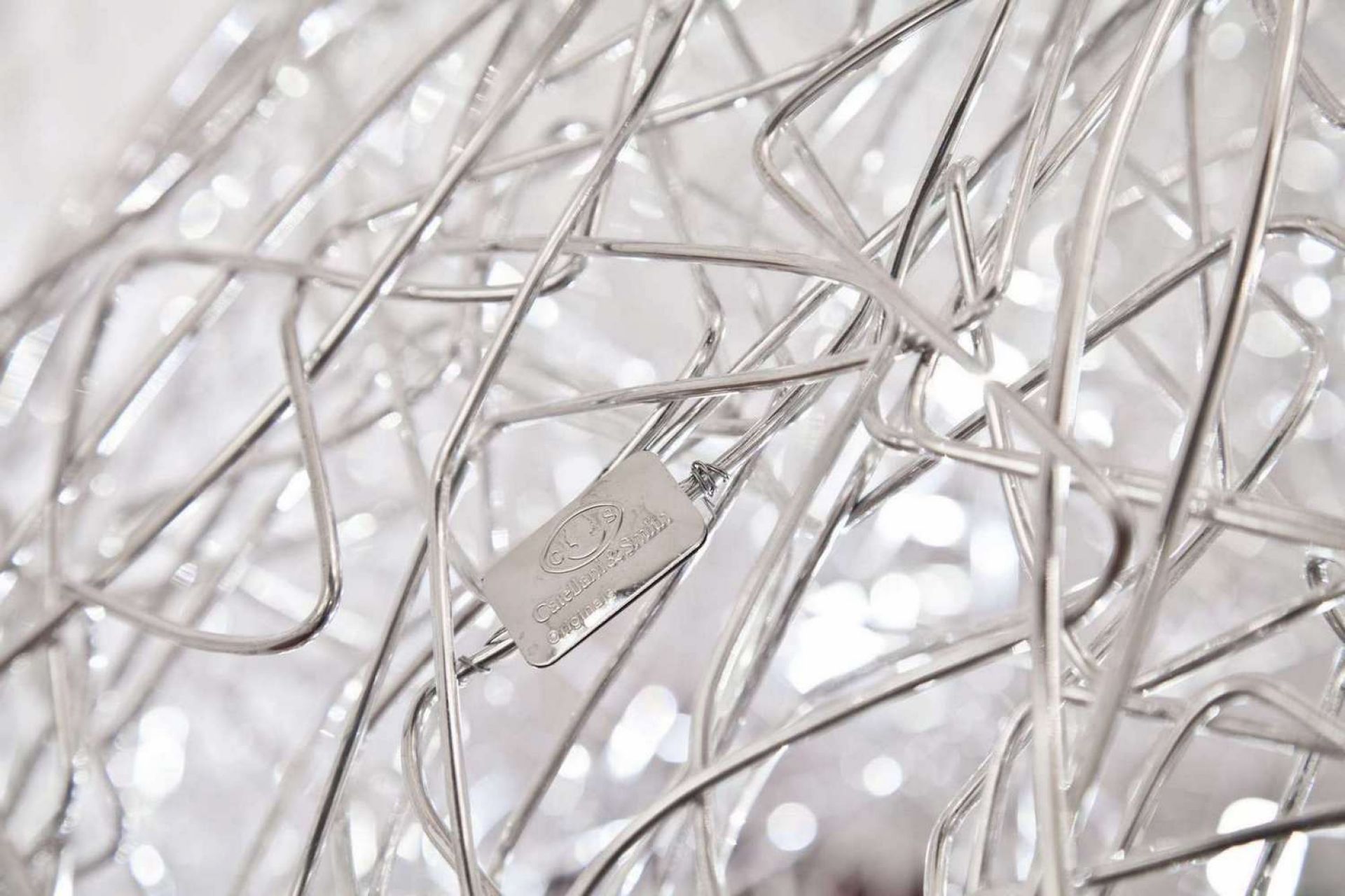 Detailaufnahme der Fil de Fer Hängeleuchte von Catellani & Smith, silberner Draht. Design Lampe.