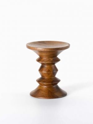 Miniatur Stuhl Stool Model A Vitra aus Holz, Detailaufnahme auf weißem Hintergrund.