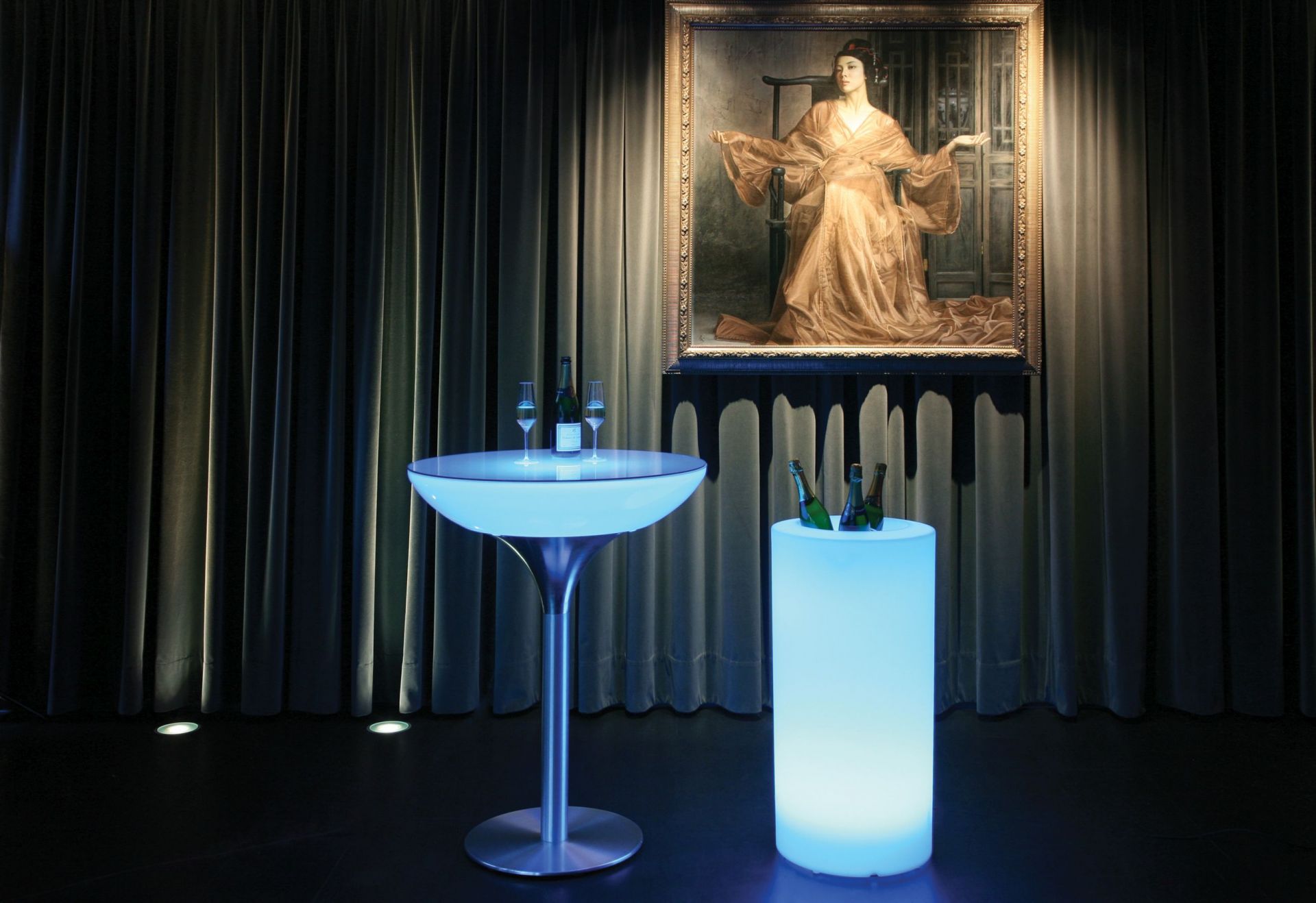 Moree Cooler 70 LED Getränkekühler Outdoor, beleuchteter Stehtisch und Getränkekühler mit Flaschen.