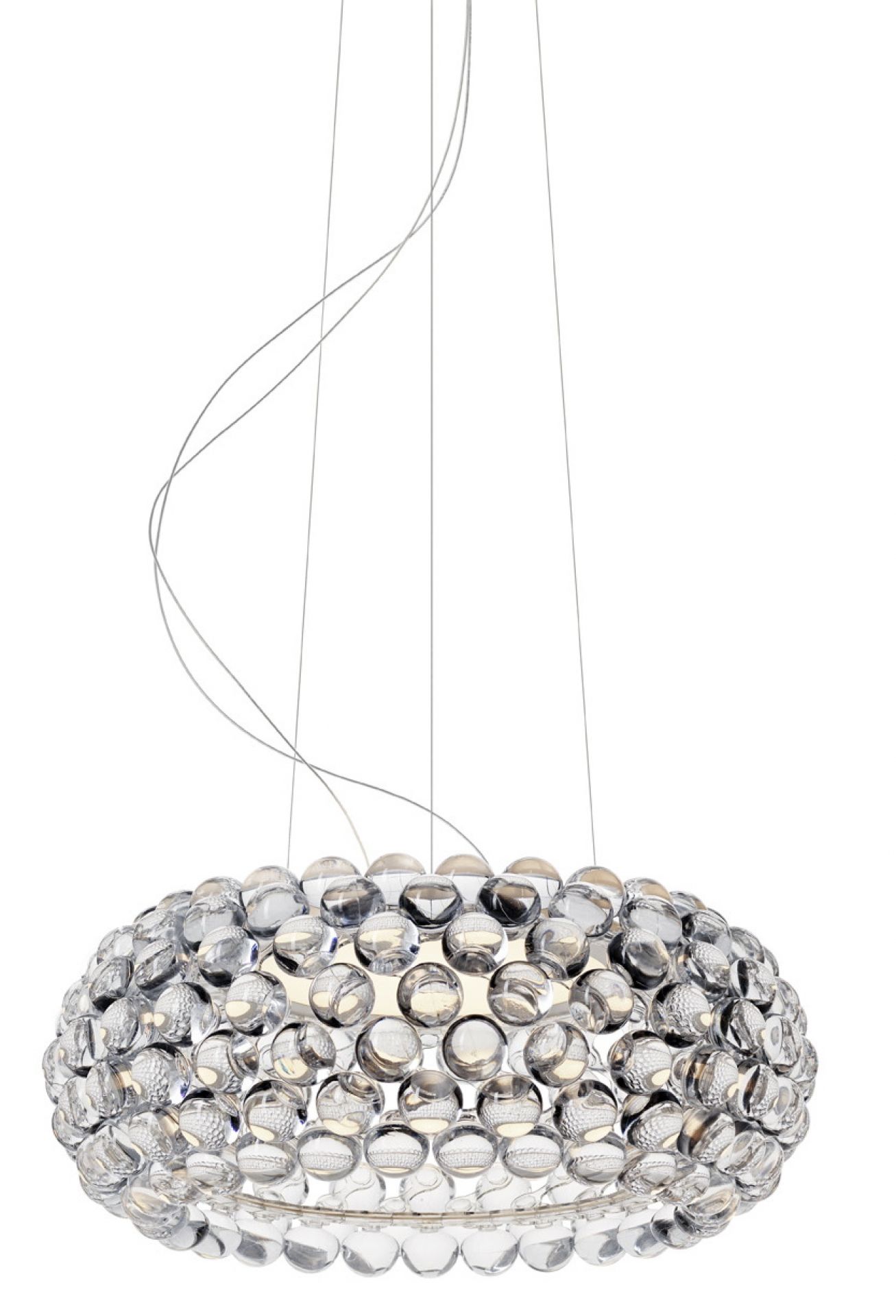 Nahaufnahme der Caboche Pendelleuchte von Foscarini, eine moderne Designerlampe mit transparenten Kugeln.
