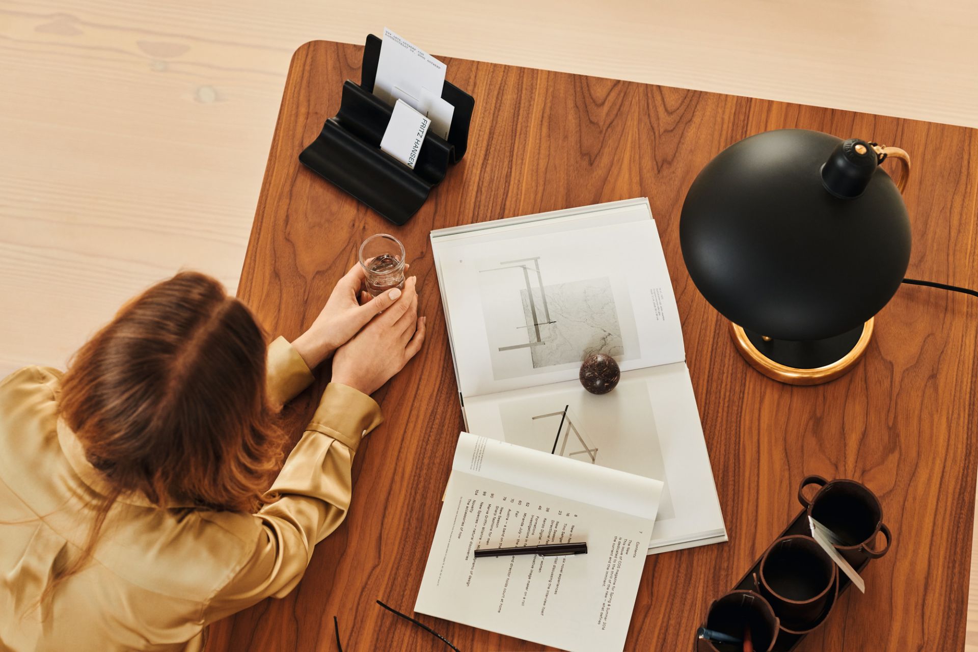 Kaiser idell 6631 Tischleuchte von Fritz Hansen auf einem Schreibtisch. Designklassiker.