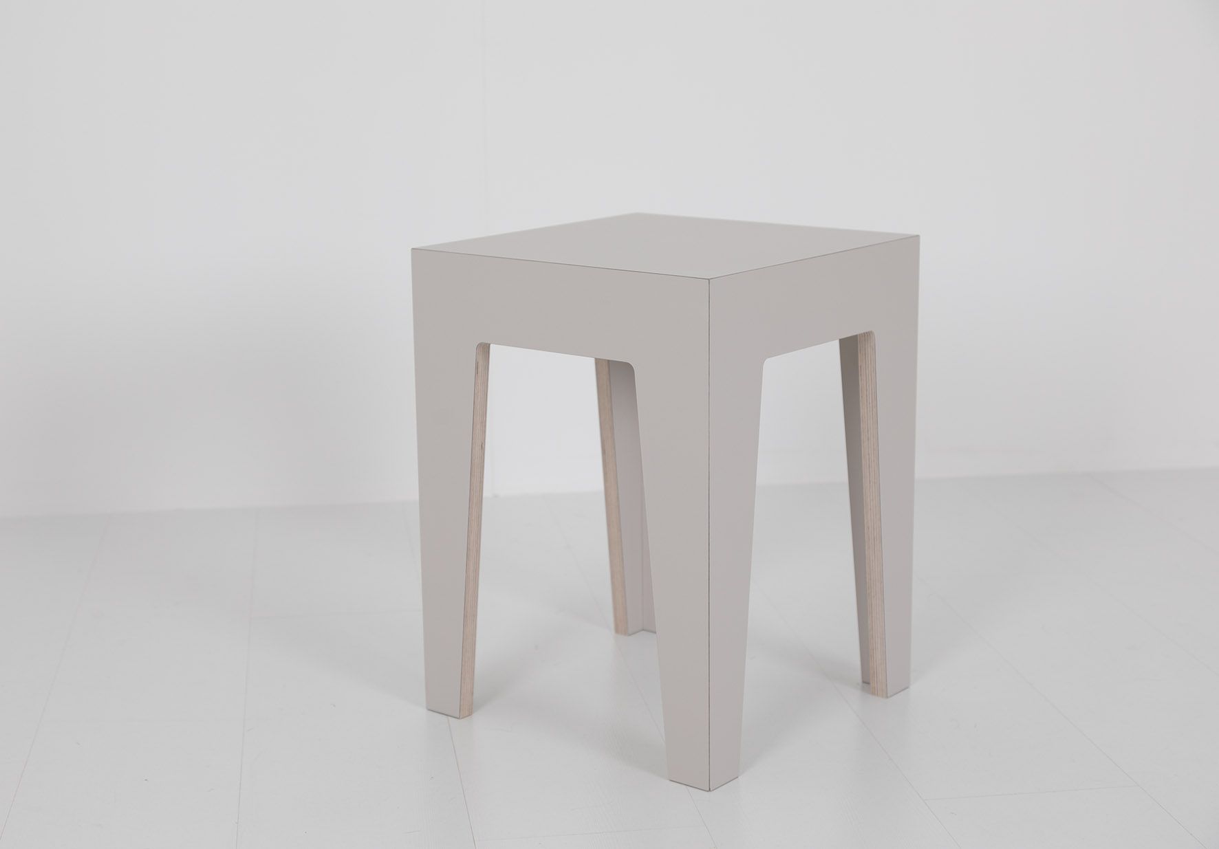 HENRIK Hocker: Grauer, moderner Hocker aus Holz, ideal als Sitzgelegenheit oder Beistelltisch.