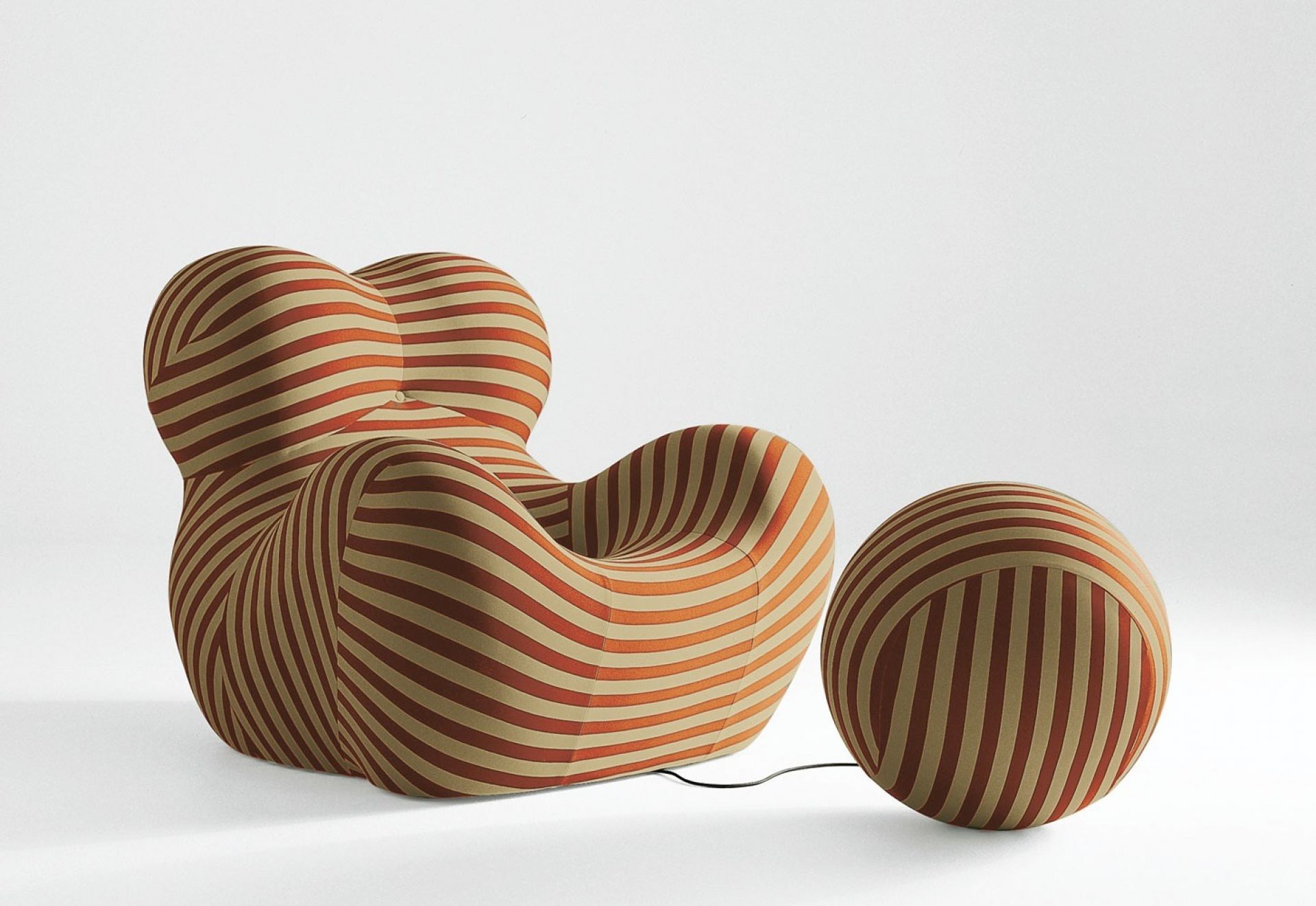 La Mamma Up5 Sessel mit Hocker von B&B Italia, gestreift, modernes Design.