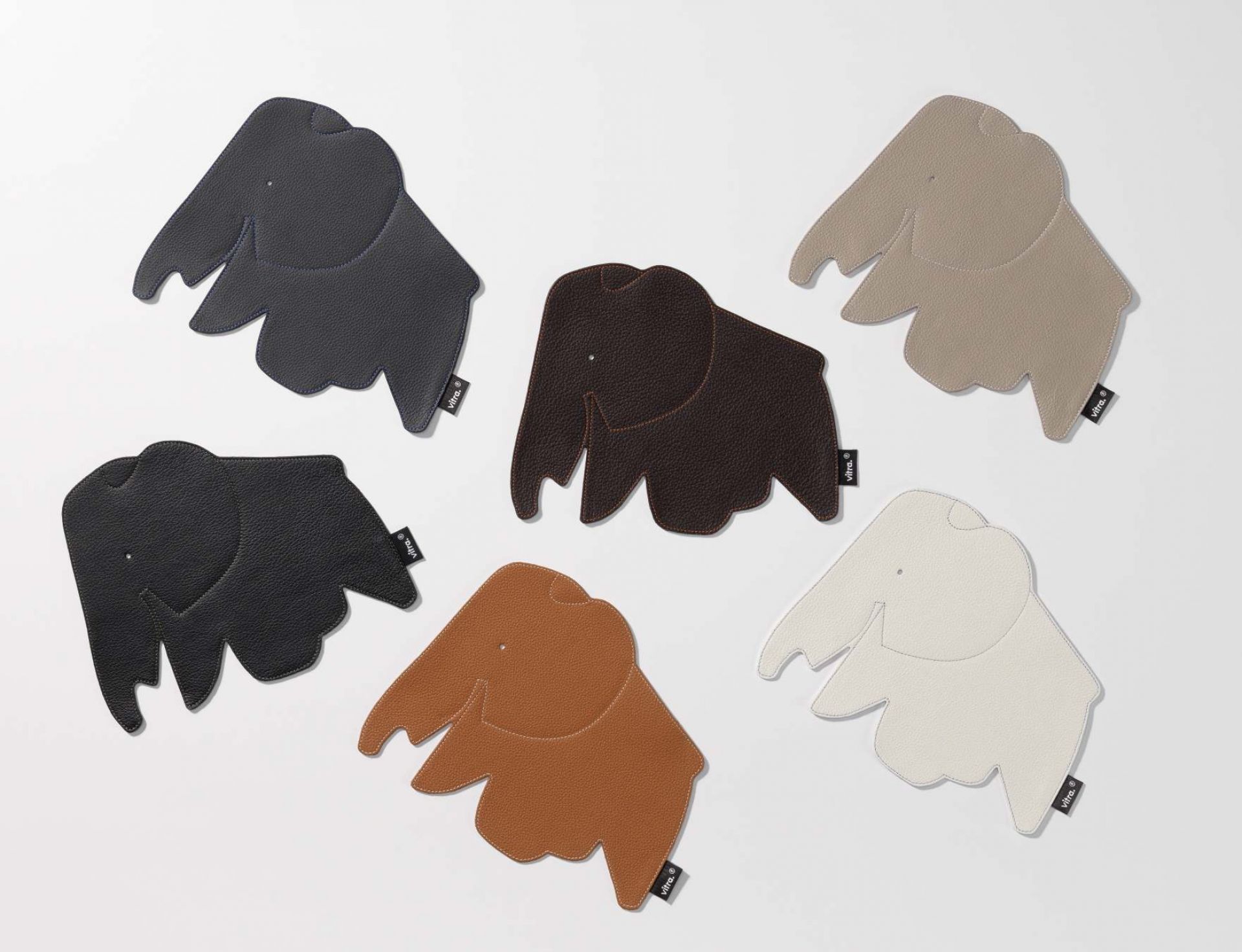 Verschiedenfarbige Elephant Pad Mousepads von Vitra in Elefantenform auf weißem Hintergrund. Büroaccessoire und Schreibtischunterlage.
