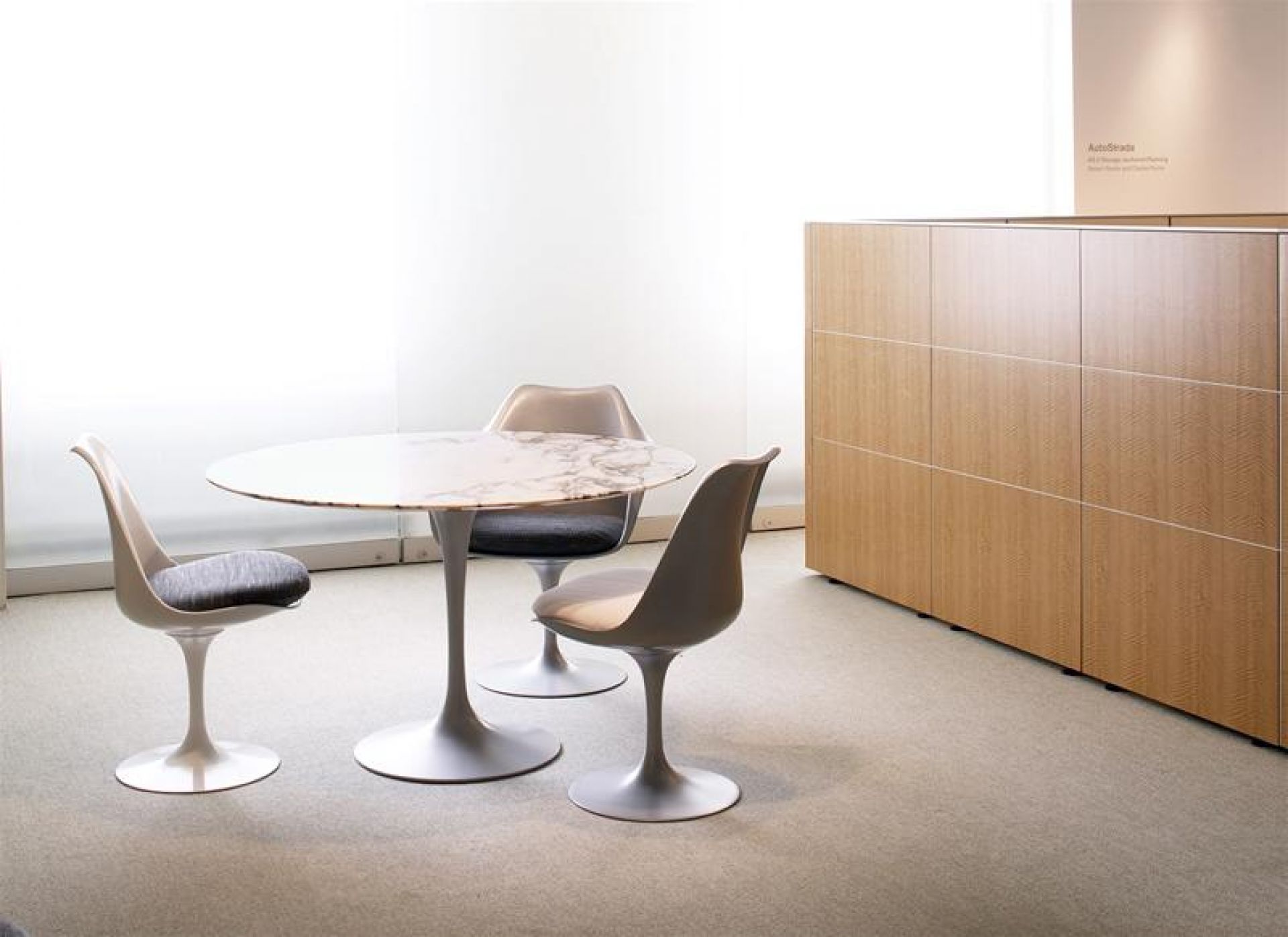 Saarinen Tisch rund Knoll International - QUICK SHIP