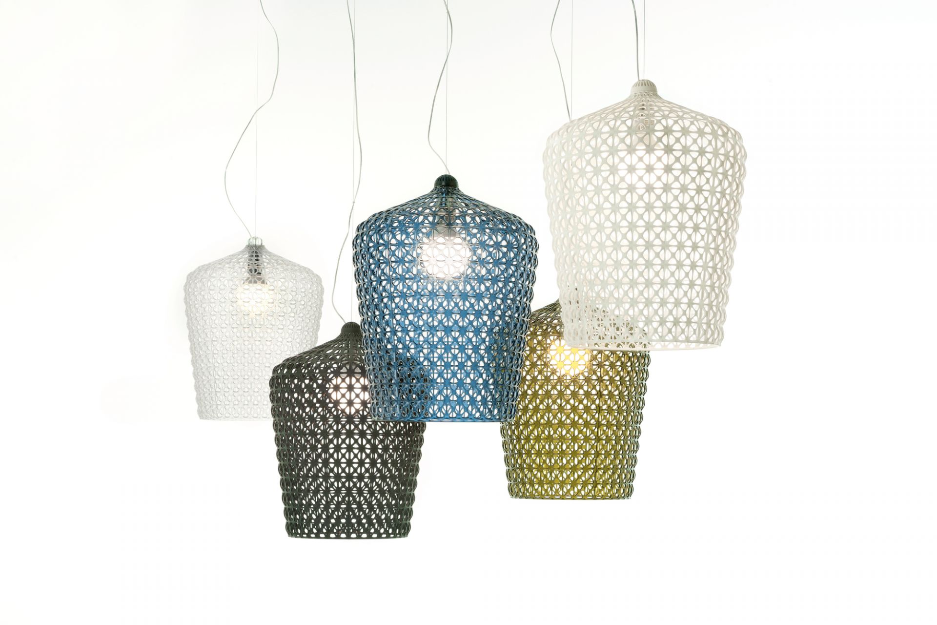 Mehrere Kabuki Pendelleuchten von Kartell in verschiedenen Farben vor weißem Hintergrund.