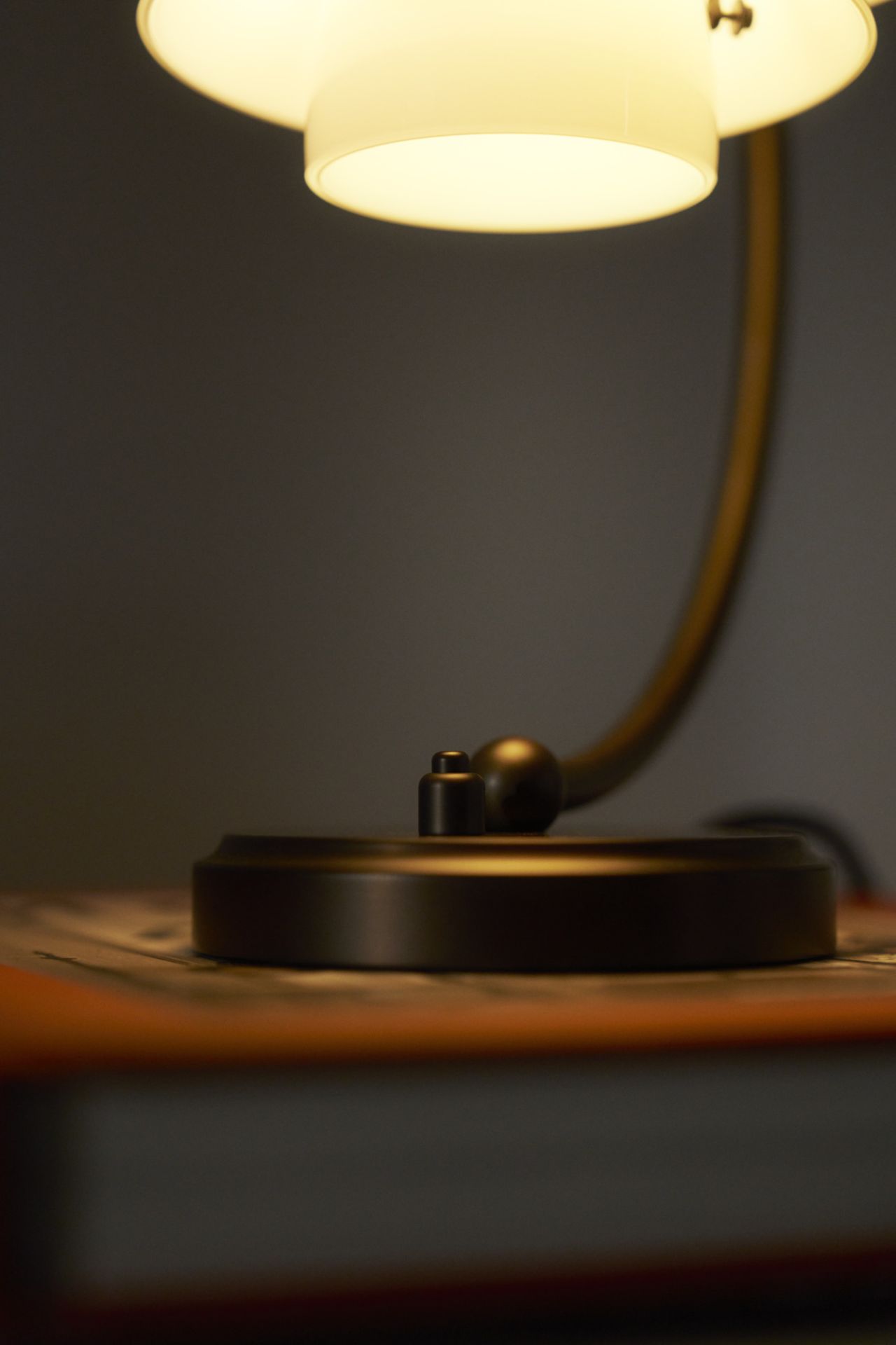 Detailaufnahme der PH 2/2 Luna Tischleuchte von Louis Poulsen in Messing mit Opalglas.