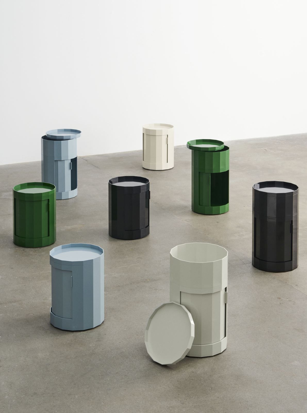 Facet Cabinet Low von Hay in verschiedenen Farben als Stauraummöbel für moderne Wohnräume.