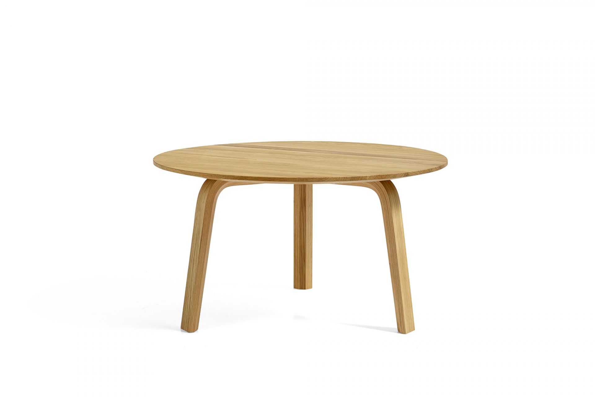 Bella Coffee Table von Hay: Runder Beistelltisch aus geölter Eiche mit drei Beinen.
