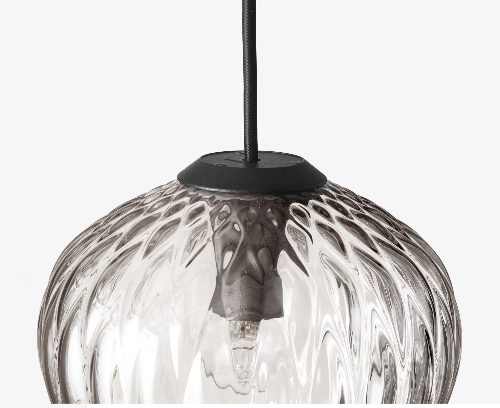 Nahaufnahme der AndTradition Blown Pendelleuchte SW4 mit dekorativem Glas und schwarzem Kabel.